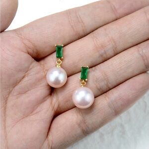 NEW DORA - Emeralds & Akoya Pearl Drop Earrings in 18k Gold- N
